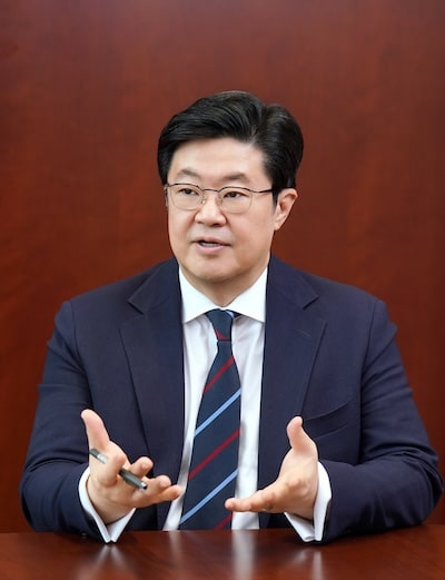 Headshot of Michael B. Kim